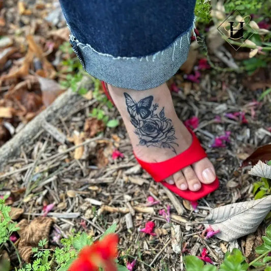 Tatouage jagua sur pied avec sandale rouge